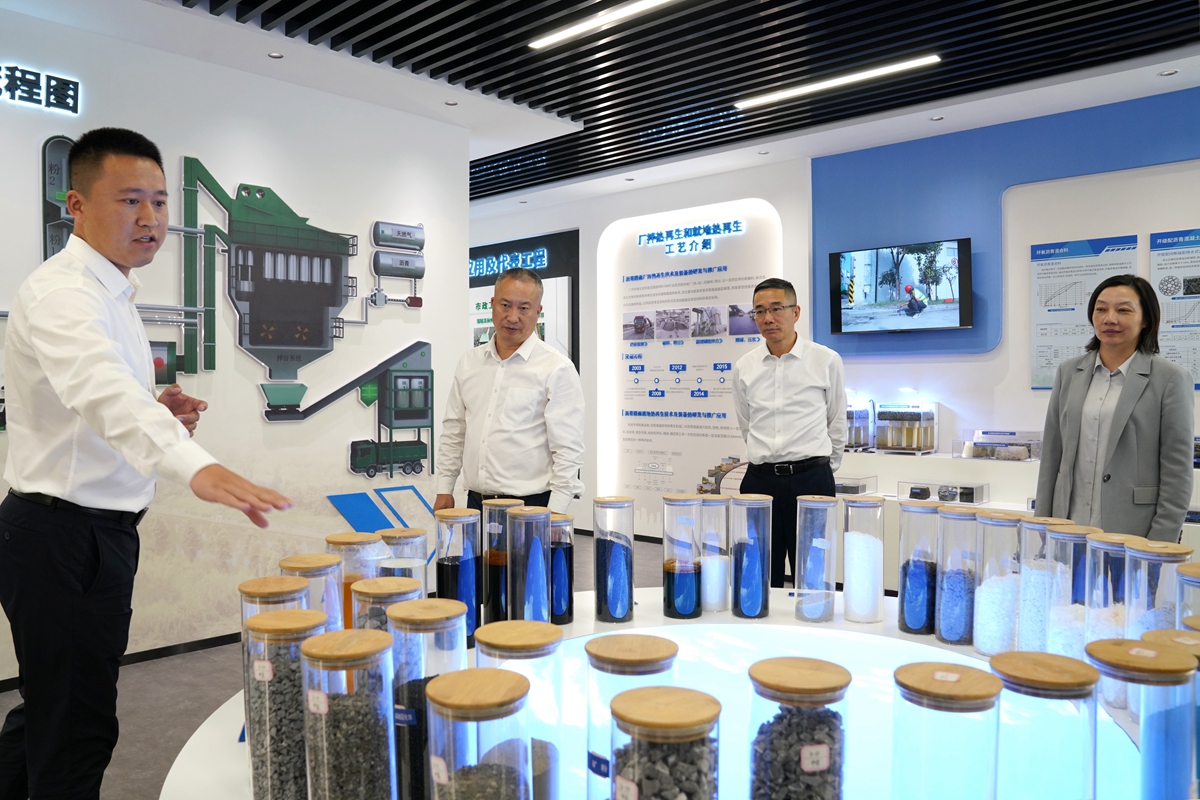 20241009市國(guó)資委黨委書記、主任陳文榮參觀杭州灣綠色養(yǎng)護(hù)公司展廳，右起李利、柏衛(wèi)東、陳文榮（李阿梅 攝）.jpg